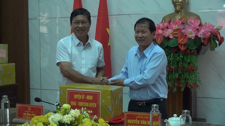 Chủ tịch UBND huyện Nguyễn Văn Nhiệm tặng quà cho đoàn công tác huyện Ba Tri